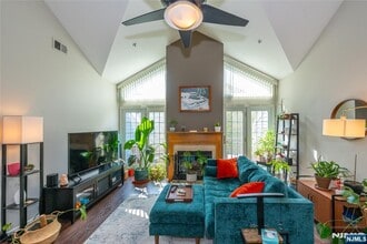 223 Cambridge Dr in Ramsey, NJ - Building Photo - Building Photo