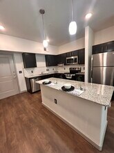 Village at Roosevelt in San Antonio, TX - Foto de edificio - Building Photo