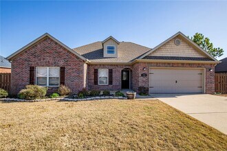2715 Vanike Dr in Fayetteville, AR - Building Photo - Building Photo