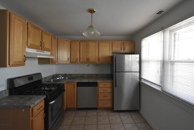 3055 N Racine Ave, Unit J09P in Chicago, IL - Building Photo - Building Photo