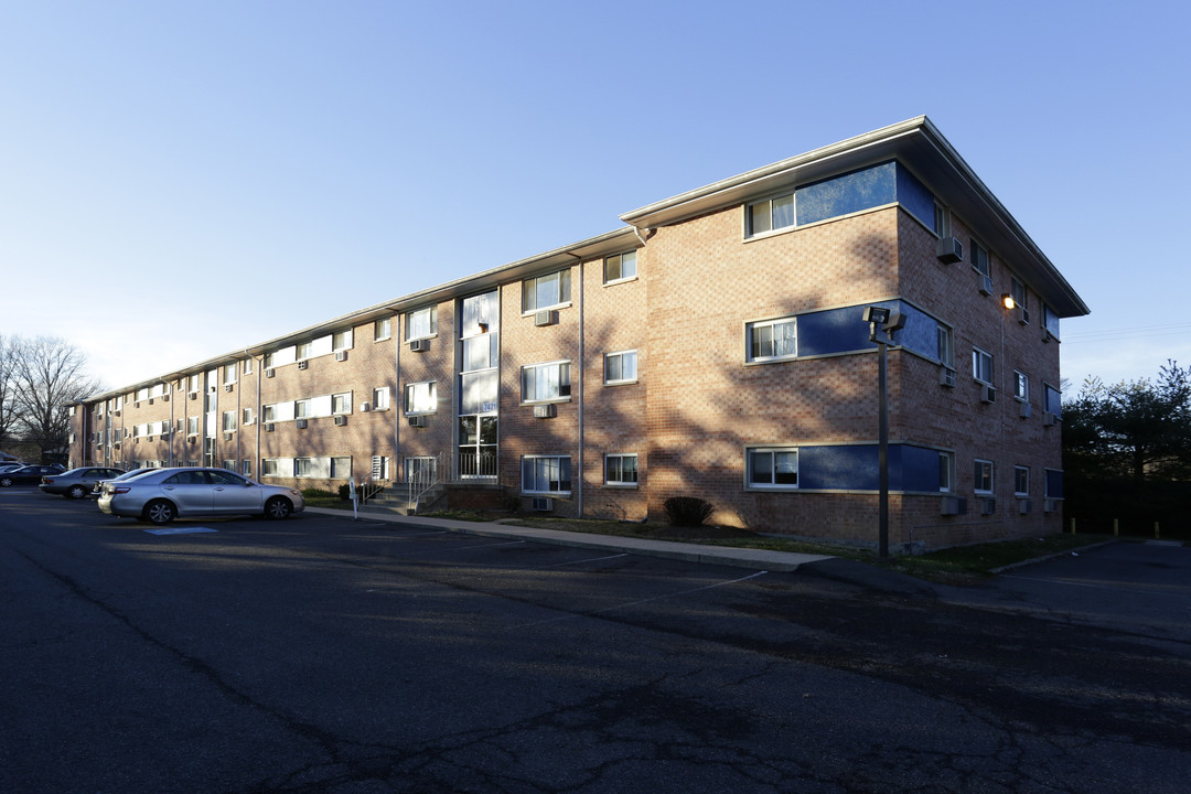 Mount Vernon Gardens in Alexandria, VA - Building Photo