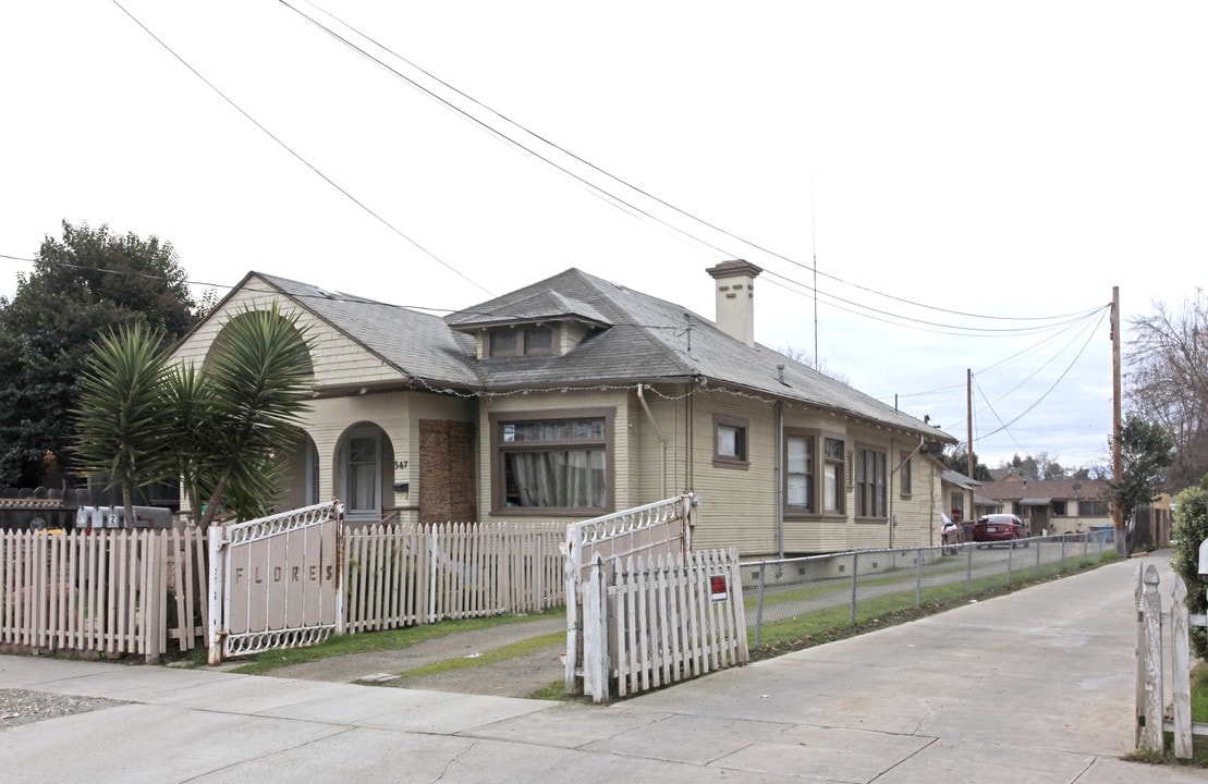 347 Hawkins St in Hollister, CA - Foto de edificio