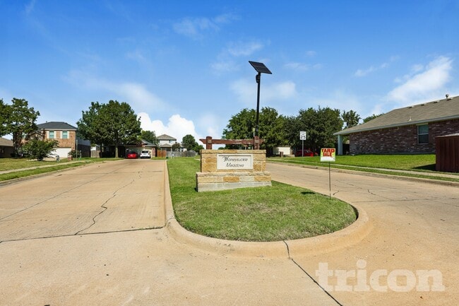 2057 Wildwood Dr in Forney, TX - Foto de edificio - Building Photo
