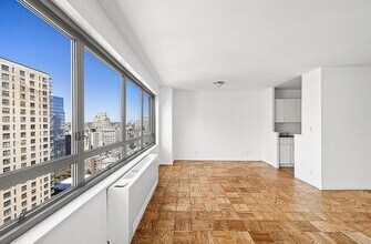 170 West End Ave in New York, NY - Building Photo - Building Photo