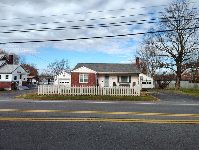 315 E College Ave in Pleasant Gap, PA - Building Photo - Building Photo