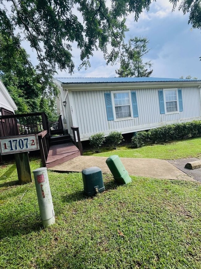 property at 1707 S Calhoun St