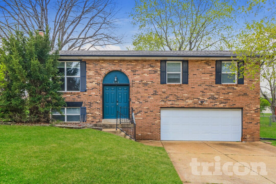 1563 Park Ridge Ln in Arnold, MO - Building Photo