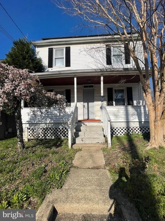 82 Winters Ln in Catonsville, MD - Building Photo