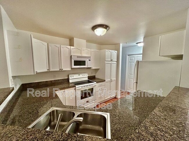 5000 NW Village Park Dr in Issaquah, WA - Building Photo - Building Photo