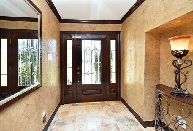 property at 2802 S Doral Dr