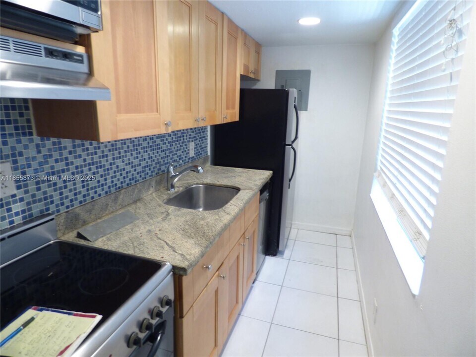 417 NE 17th Ave in Fort Lauderdale, FL - Building Photo