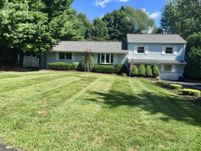 2 Nob Circle, Unit 2 in Newburgh, NY - Building Photo - Building Photo