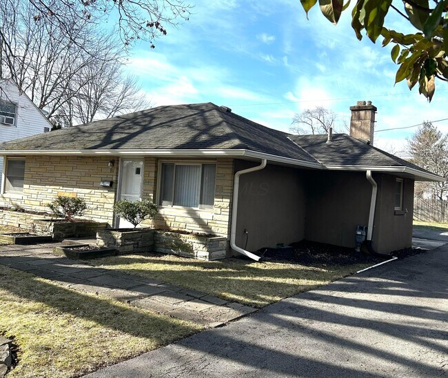 911 Pleasant Ridge Ave in Columbus, OH - Building Photo - Building Photo
