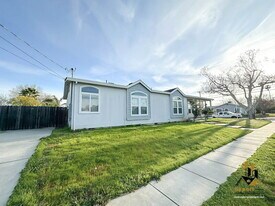318 Hickory St in Roseville, CA - Building Photo