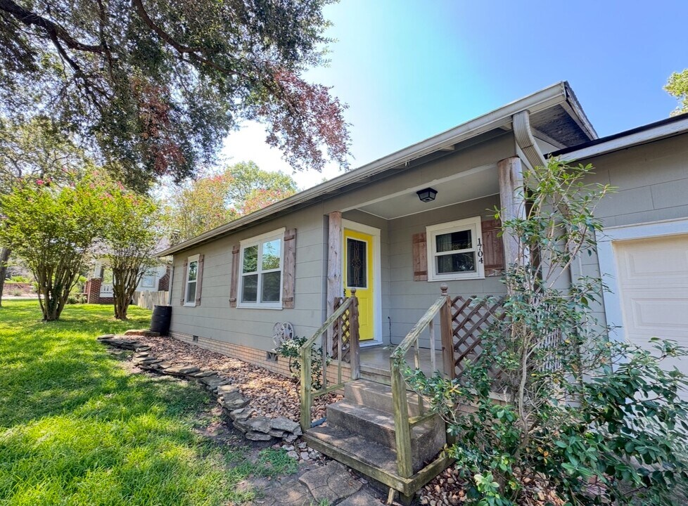 1704 S Park St in Brenham, TX - Building Photo