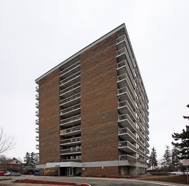 Maple Avenue in Brampton, ON - Building Photo