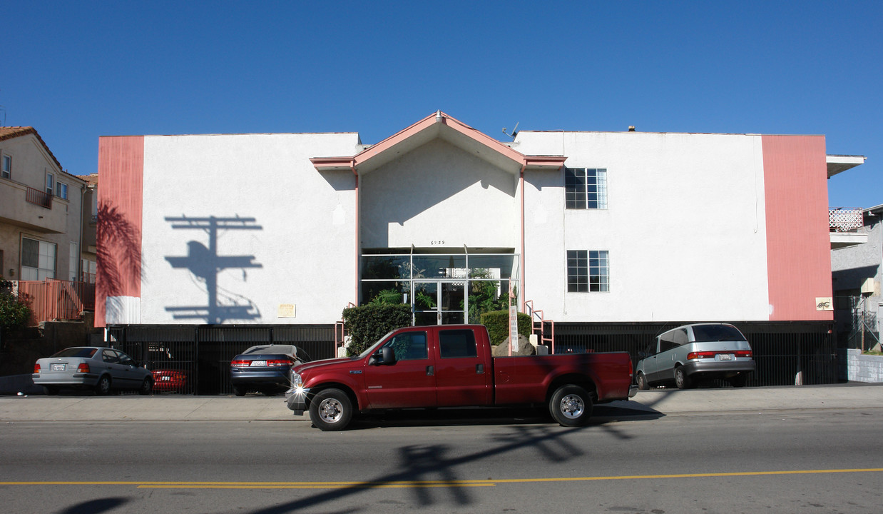 6937 Hazeltine Ave in Van Nuys, CA - Foto de edificio