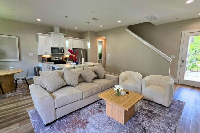 8326 Curry Rd in Houston, TX - Foto de edificio - Building Photo