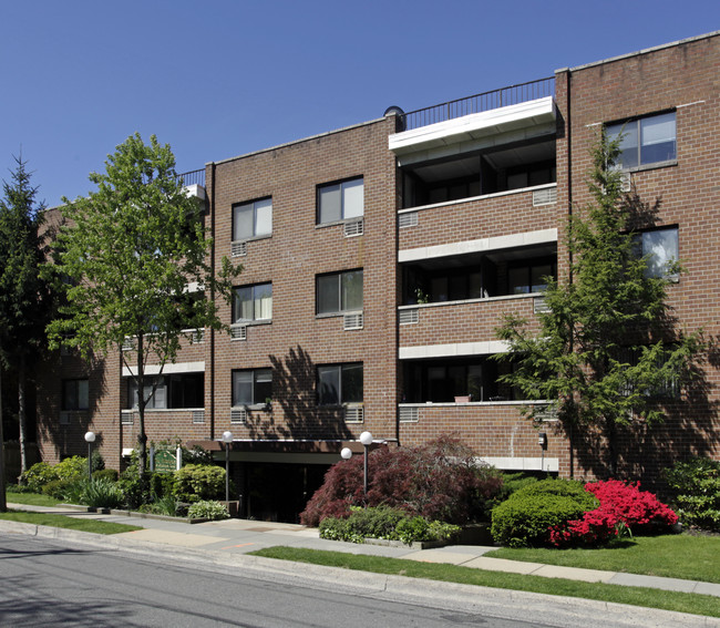 The Woodcrest in Great Neck, NY - Foto de edificio - Building Photo