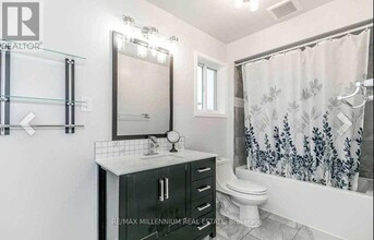 12 Assiniboine Dr in Barrie, ON - Building Photo - Building Photo