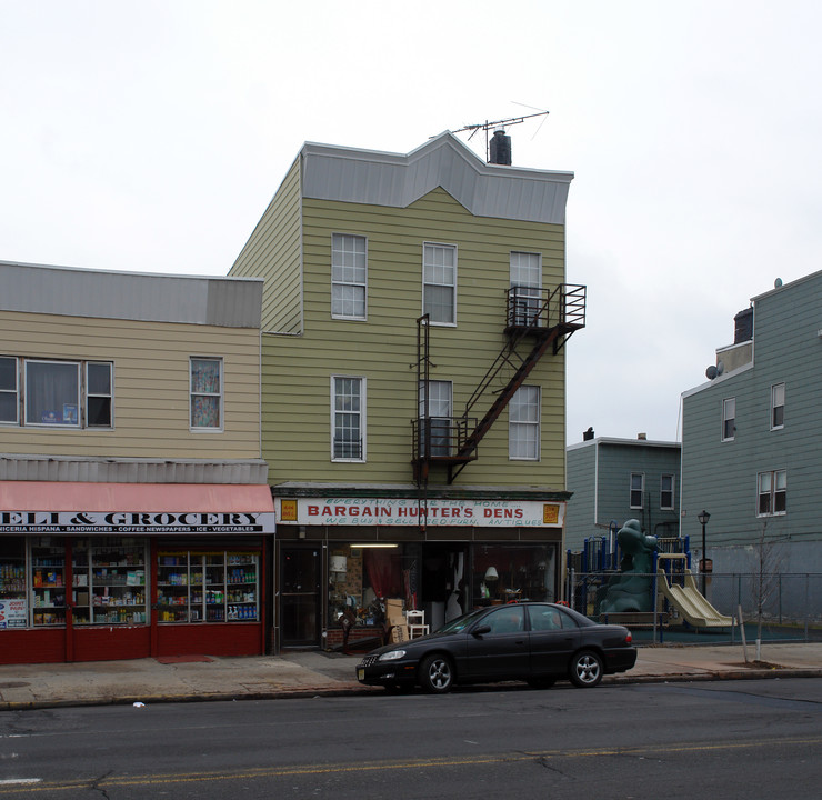 444 Avenue C in Bayonne, NJ - Building Photo