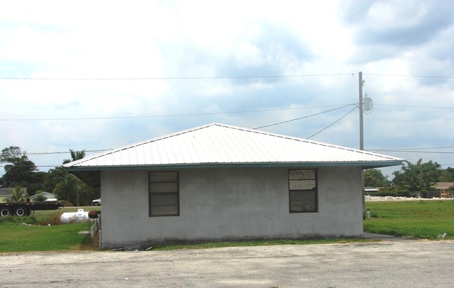 226 NW Garden Pl in Belle Glade, FL - Building Photo - Building Photo