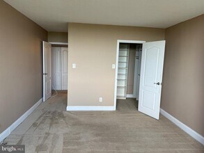 5225 Pooks Hill Rd in Bethesda, MD - Building Photo - Building Photo