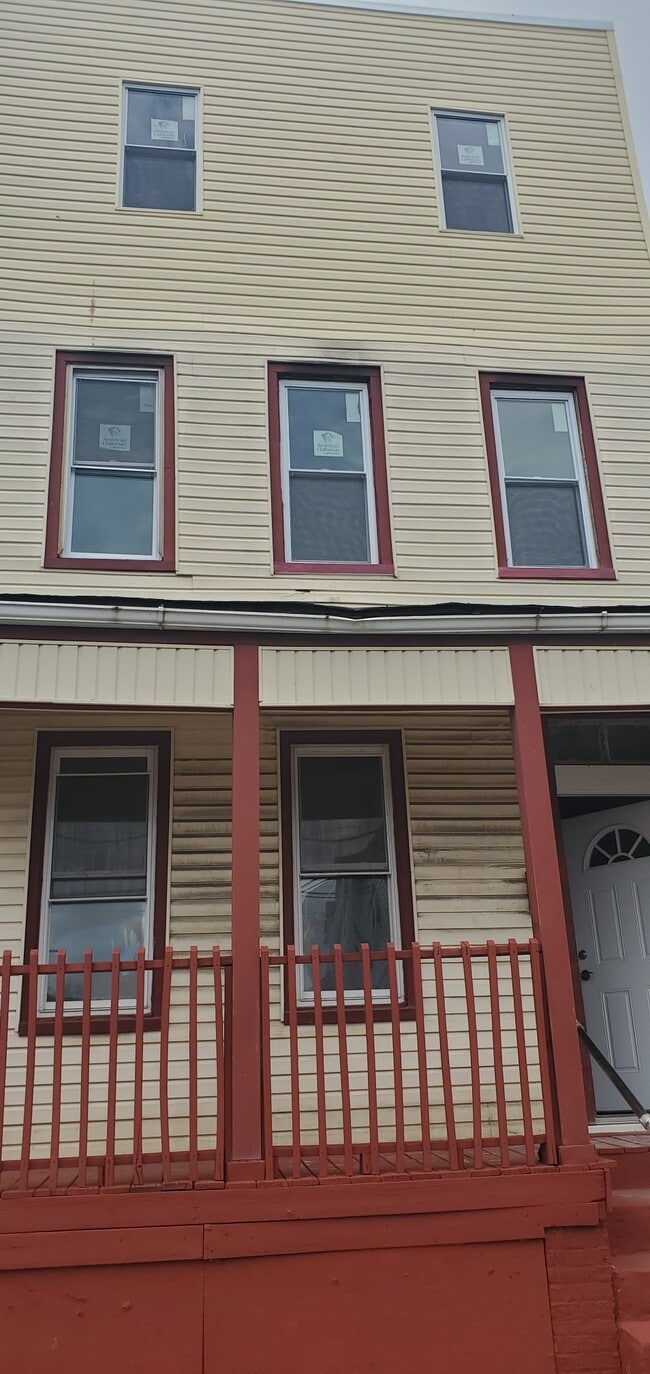 379 Chadwick Ave, Unit Unit 3 in Newark, NJ - Building Photo - Building Photo