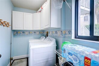 5563 NE Gulfstream Way in Stuart, FL - Building Photo - Building Photo
