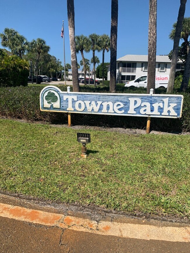 805 SE Central Pkwy in Stuart, FL - Building Photo - Building Photo