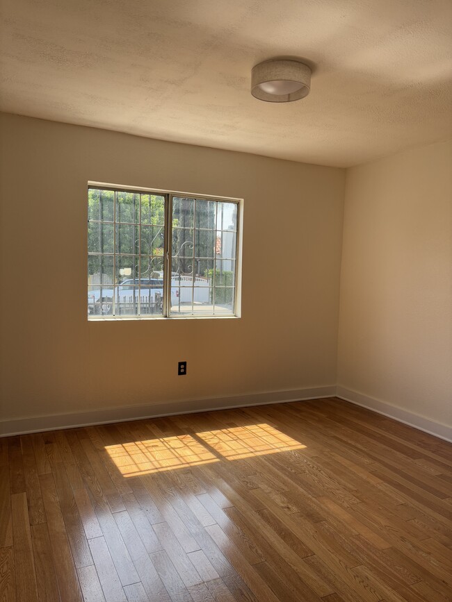 2051 Burnside Ave in Los Angeles, CA - Building Photo - Building Photo