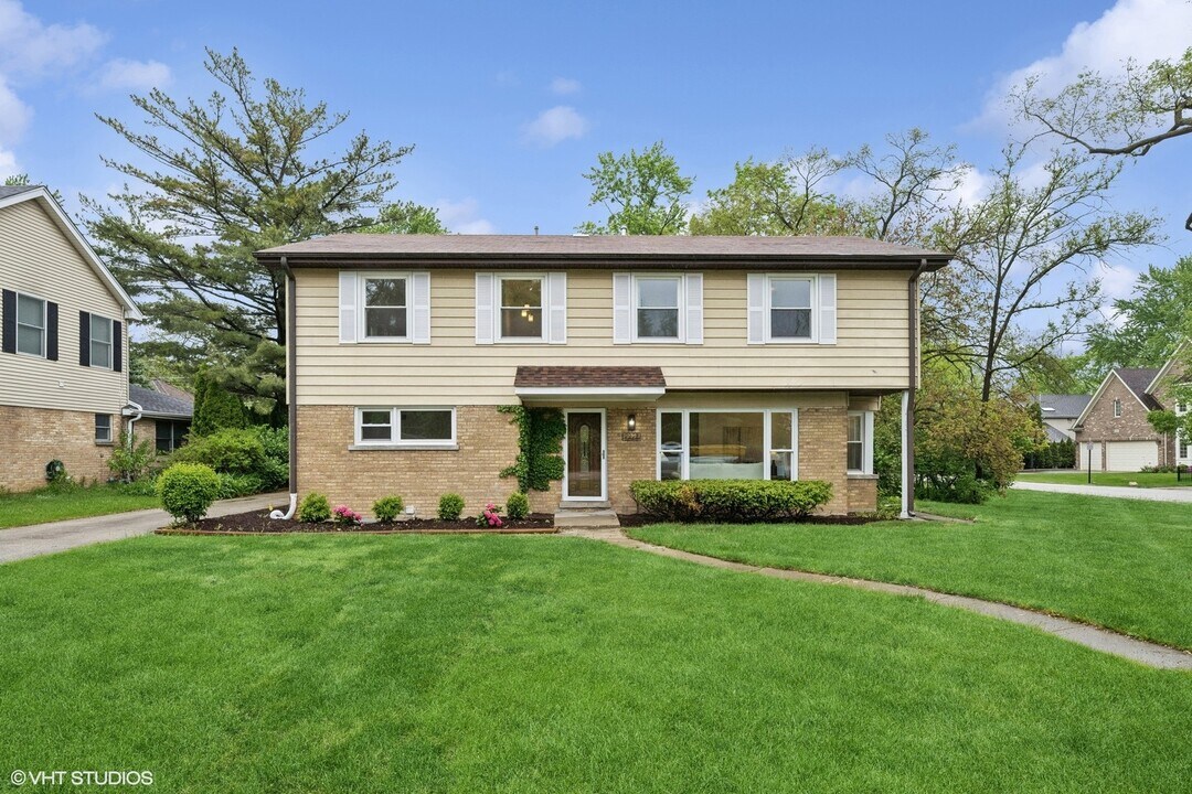 2272 Asbury Rd in Northbrook, IL - Building Photo