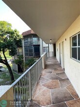 6101 N Falls Cir Dr in Lauderhill, FL - Foto de edificio - Building Photo