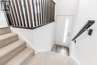 207 Burke St in Waterdown, ON - Building Photo - Building Photo
