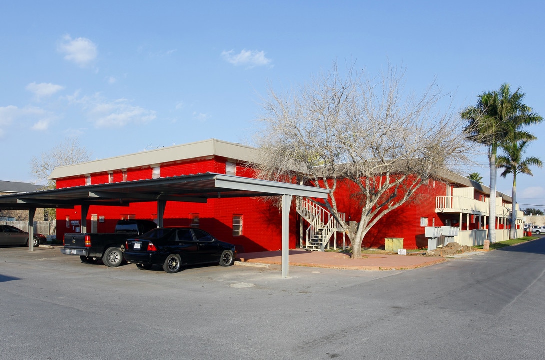 University Manor Apartments in Edinburg, TX - Building Photo