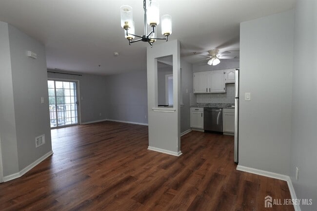 421 Waterford Dr in Edison, NJ - Building Photo - Building Photo