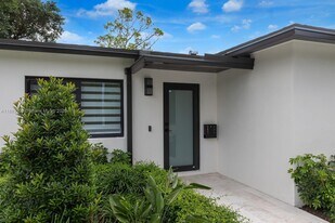 5641 SW 67th Ave in South Miami, FL - Building Photo
