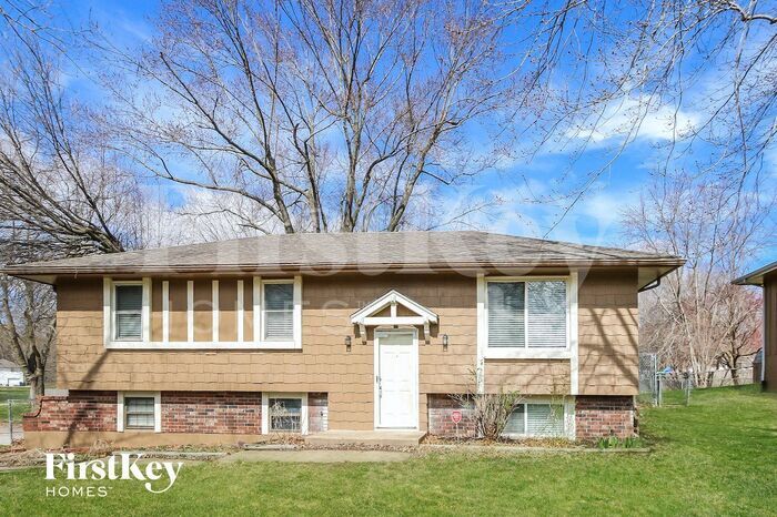 301 NE Lakeview Dr in Blue Springs, MO - Building Photo