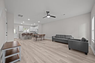 9th + Forbes Luxury Student Living in Greenville, NC - Building Photo - Building Photo