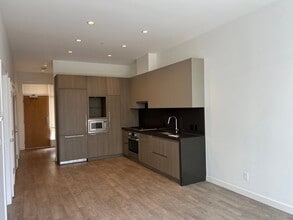 6080 McKay Ave in Burnaby, BC - Building Photo - Building Photo