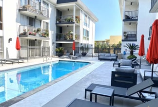 1351 N Crescent Heights Blvd, Unit 218 in West Hollywood, CA - Building Photo - Building Photo