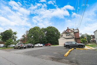 609 S High St, Unit Apt B in West Chester, PA - Foto de edificio - Building Photo