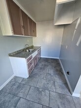 2561 Olive St, Unit Upstairs Room in Huntington Park, CA - Foto de edificio - Building Photo