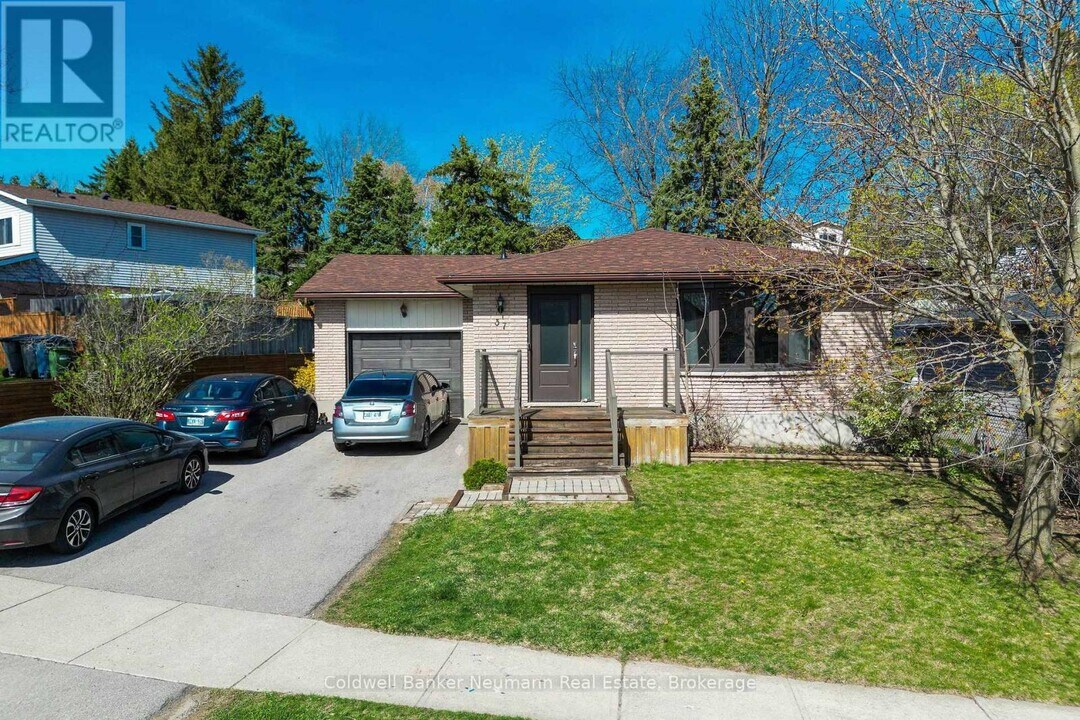 37 Dunhill Crescent in Guelph, ON - Building Photo