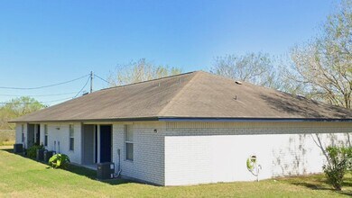 402 Hinojosa Dr in Edcouch, TX - Building Photo - Building Photo