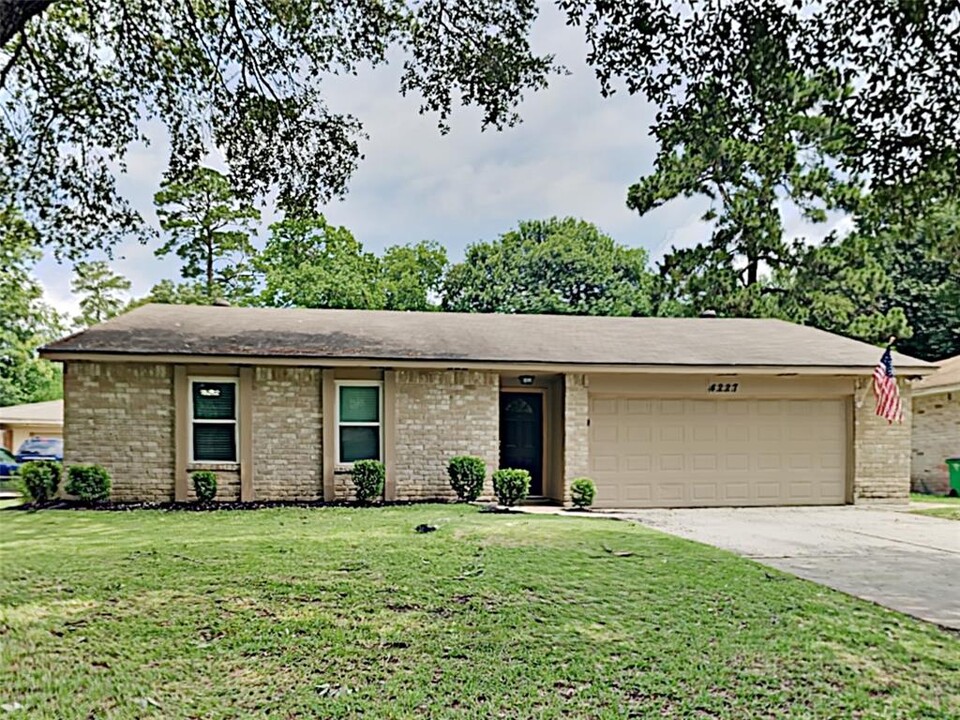 4227 Burkegate Dr in Spring, TX - Building Photo