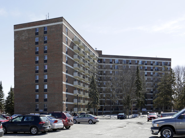 Meadowbrook Place in Ottawa, ON - Building Photo - Building Photo