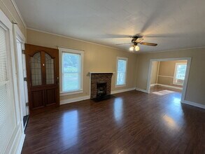 239 E Main St in Sharon, TN - Foto de edificio - Building Photo