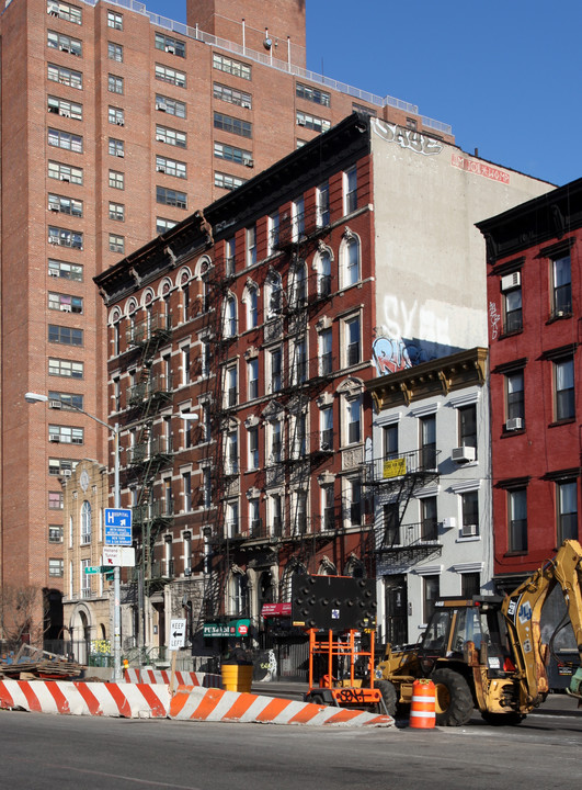 114-116 E First St in New York, NY - Building Photo