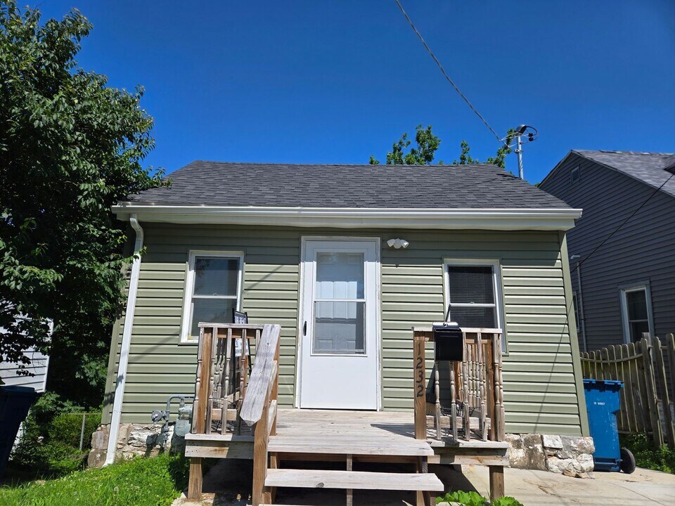 1232 Rodemeyer St in Alton, IL - Building Photo